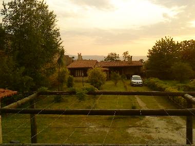 Perspectiva de altura casa con jardin delantero
