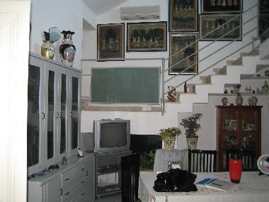 Comedor y escalera de acceso hacia las habitaciones de Villa Nina