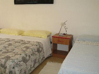 Habitacin con cama doble y otra individual de la Casa Pino