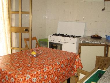 Vista de la cocina de la Casa Pino con salida hacia la terraza