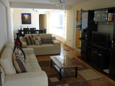 la sala con centro de entretenimiento