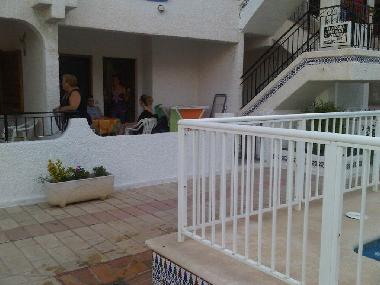 terraza privada a pie de piscina