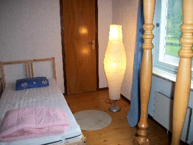 dormitorio con 2 camas individuales