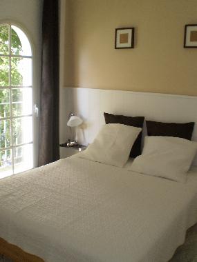 Dormitorio elegante con cama grande (160cm ancho)