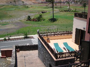 Vista hacia una terraza desde el nivel superior de la parcela