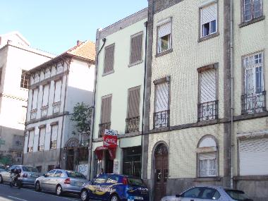 El caf abajo cierra siempre a las 18h00