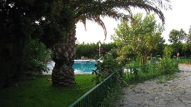 EN EL JARDIN HAY UNA PISCINA GRANDE