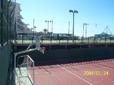 Baloncesto, tenis,  centro deportivo  en la urbanizaci�n