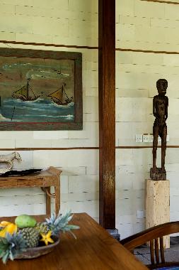 La decoracion interior con articulos colecionados de todas las isla de Indonesia  