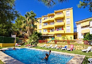 Piscina en el jard�n