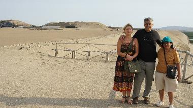 CON MADAME GI GI Y SU ESPOSO JOHN EN LA VISITA A LAS RUINAS ARQUEOLOGICAS DE BANDURRIA