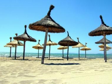 La cercana playa de arena. ...