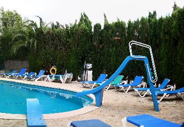 Piscina con diapositivas