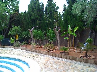 Entrada a la piscina y jard�n