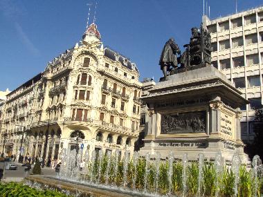 La Plaza Reyes Catlicos esta a 1 min. andando del apartamento. Es el punto ms centrico de la ciuda