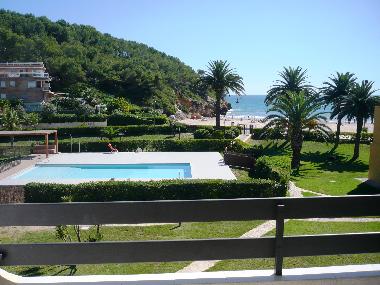 vista de piscina y playa