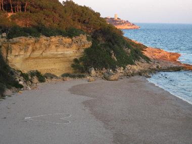 detalle de playa nudista waikiki o cala Fonda