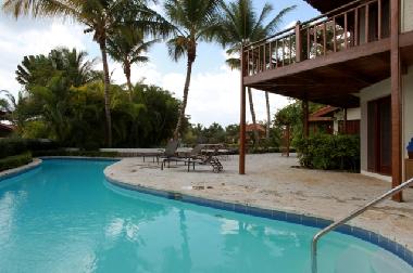 Piscina propia y villa a la derecha con el balcon del dormitorio principal