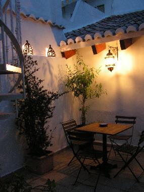 Zona para comer en el patio, la mesa de extiende para 6 personas.