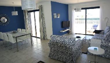 saln-comedor de la vivienda con salida a la terraza