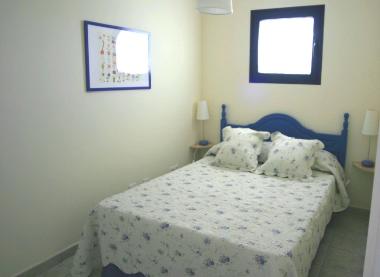 Dormitorio con cama doble en planta baja