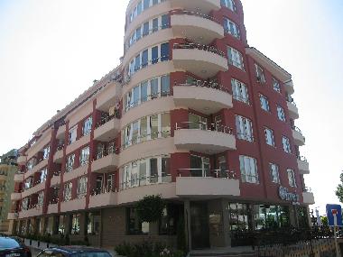 Edificio con restaurante Olive