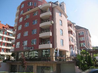 Edificio con restaurante Olive