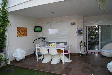 Porche cubierto junto al jardin de planta baja. Reservado e ideal para los ni�os.