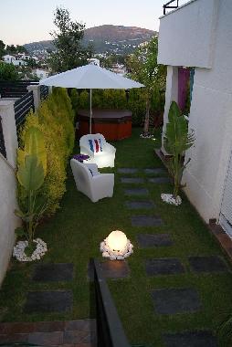 Jardin de la planta baja. En la esquina, el Jacuzzi, opcional.