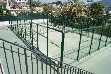 Pista de padel/tenis, con posibilidad de uso nocturno.