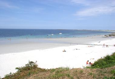 El playa de arena de Corejou es a solo 200 metros y el playa 