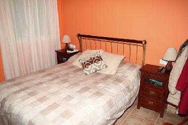 Dormitorio con cama de matrimonio de 150 cm