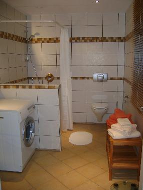 Cuarto de bao con cabina de ducha