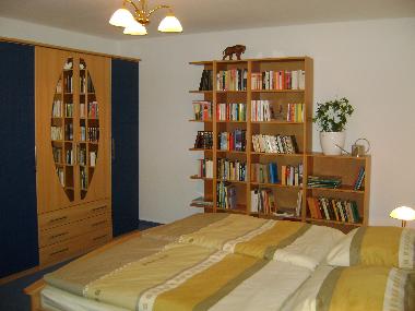 Dormitorio con una pequea biblioteca