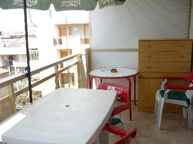 BALCON CON VISTAS A LA CALLE Y PISCINA