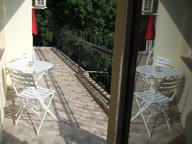 amplios balcon y muebles de terraza y tumbonas