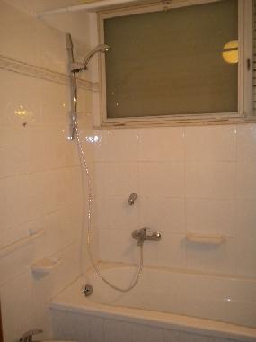 cuarto de ba�o con ba�era y ducha