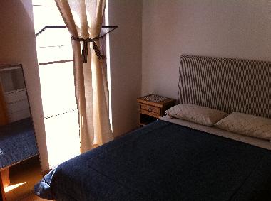 La recamara con cama matrimonial y gran armario