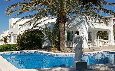 Zona de piscina con terraza cubierta