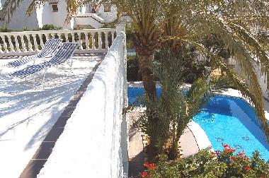 Gran terraza con vistas a la piscina