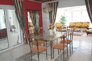 Comedor con vistas a la sala de jardn de invierno
