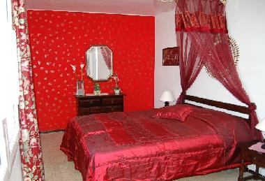 Dormitorio con balcn
