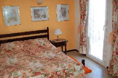 Dormitorio con balcn
