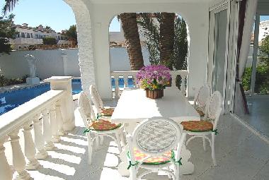 Terraza con vistas a la piscina