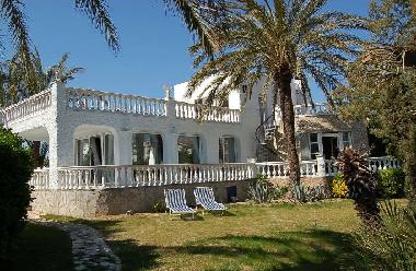Casa con jardn maduro grande