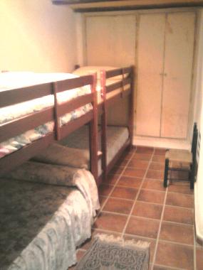 dormitorio con 2 literas