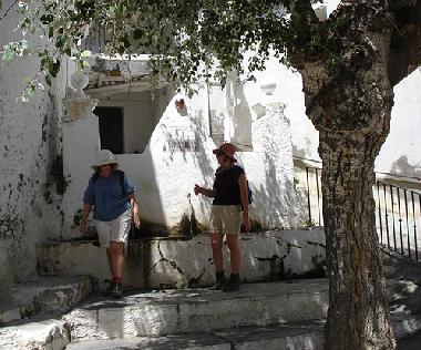 senderistas veviendo agua en la plaza del pueblo