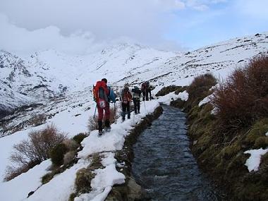 monta�eros en direcci�n al Refugio del Poqueira