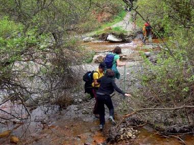 senderistas cruzando Rio Bermejo desde Atalb�itar a Pitres