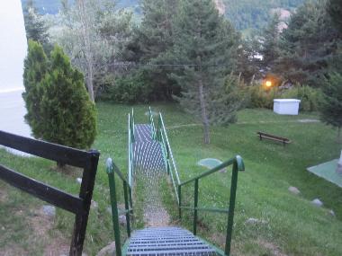 Escalera del jard�n que dirige al centro de la urbanizaci�n